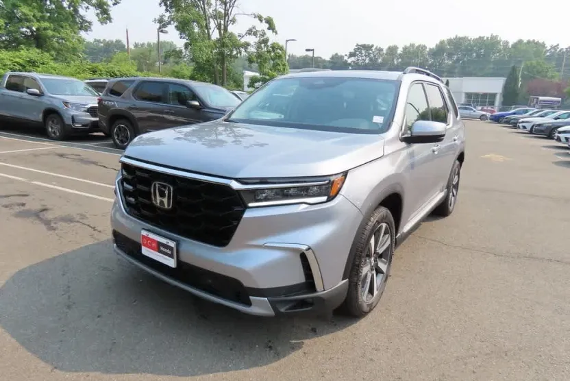 2025 Honda Pilot Touring photo 1
