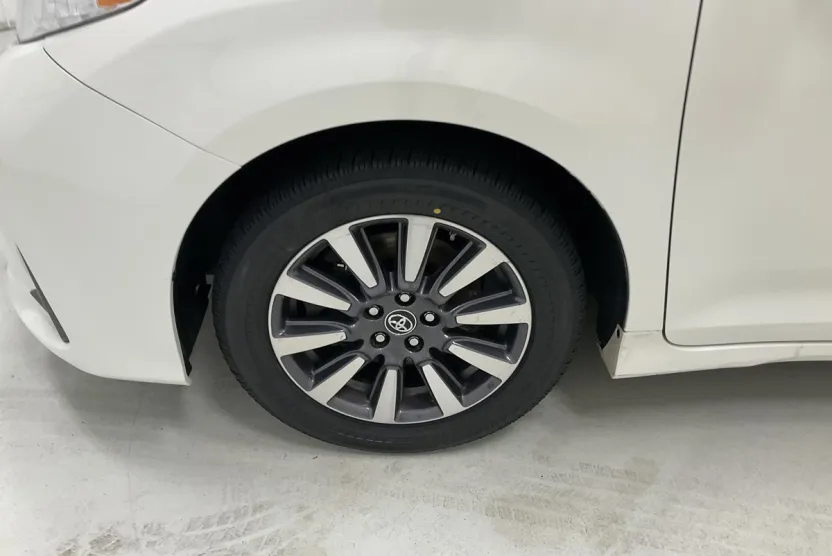 2018 Toyota Sienna Limited photo 1