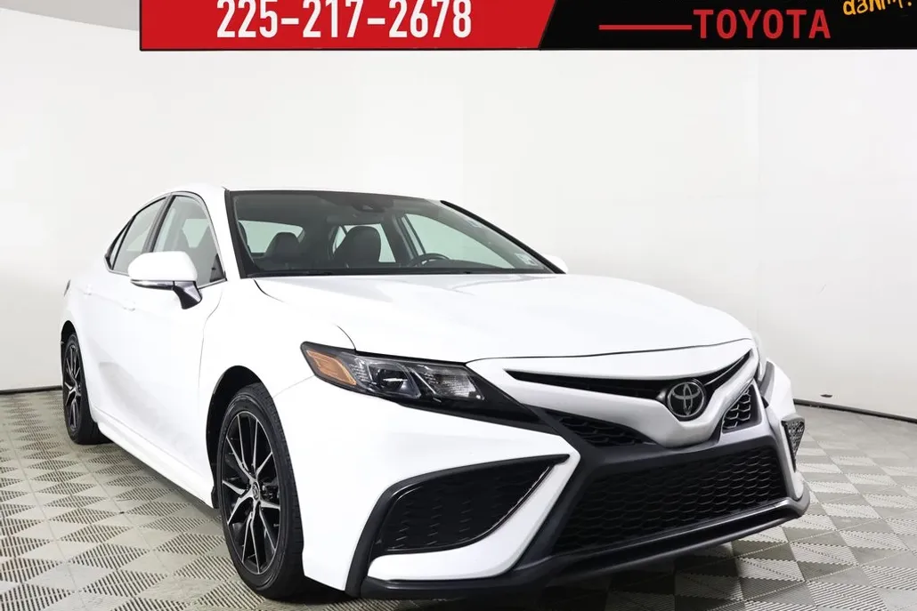 2022 Toyota Camry SE photo 1