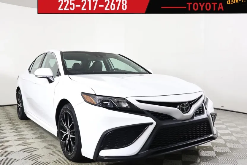 2022 Toyota Camry SE photo 1