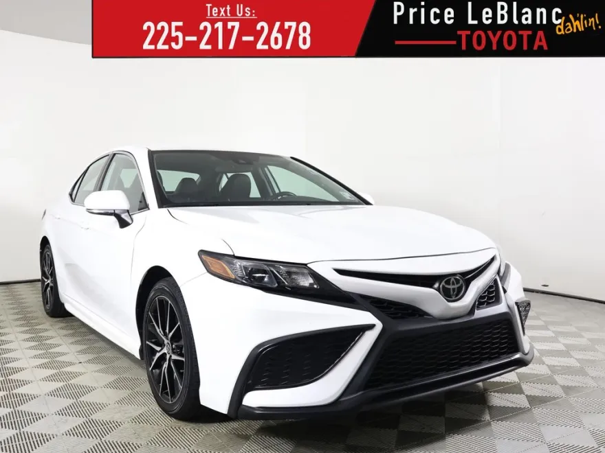 2022 Toyota Camry SE photo 1