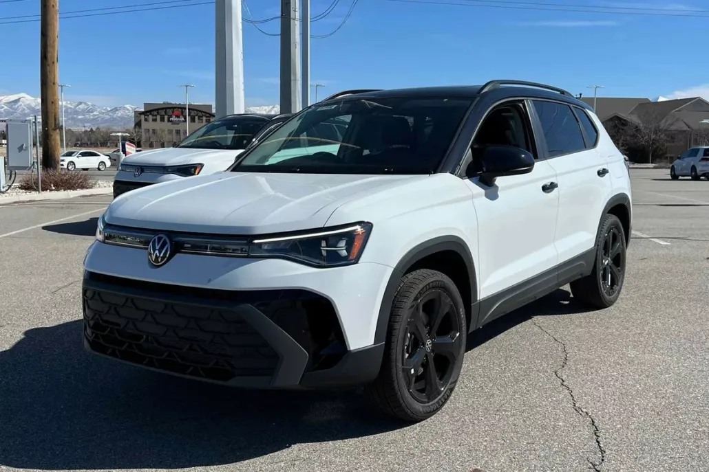 2025 Volkswagen Taos SE photo 1