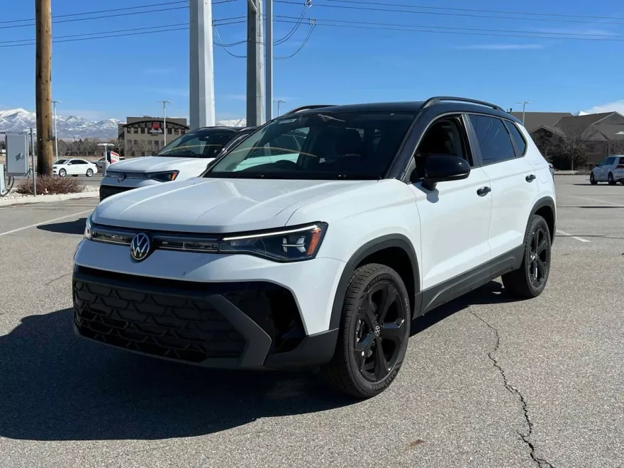 2025 Volkswagen Taos SE photo 1