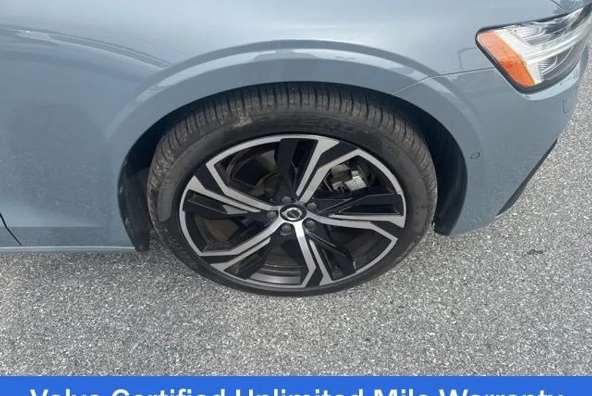 2023 Volvo S60 B5 AWD Plus photo 1