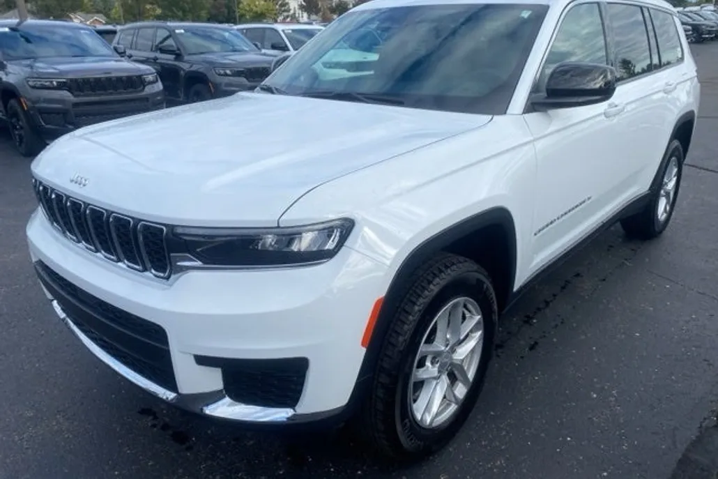 2024 Jeep Grand Cherokee Laredo photo 1