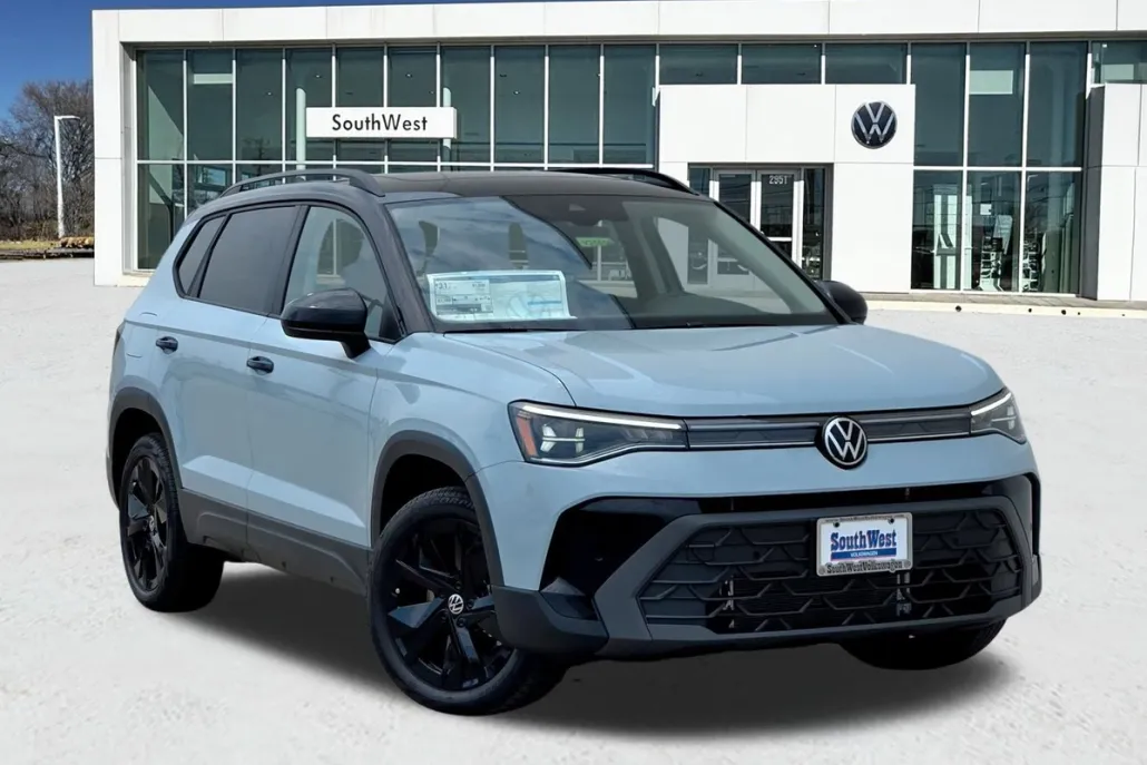 2025 Volkswagen Taos SE photo 1