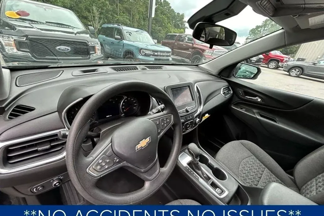 2023 Chevrolet Equinox LT photo 1
