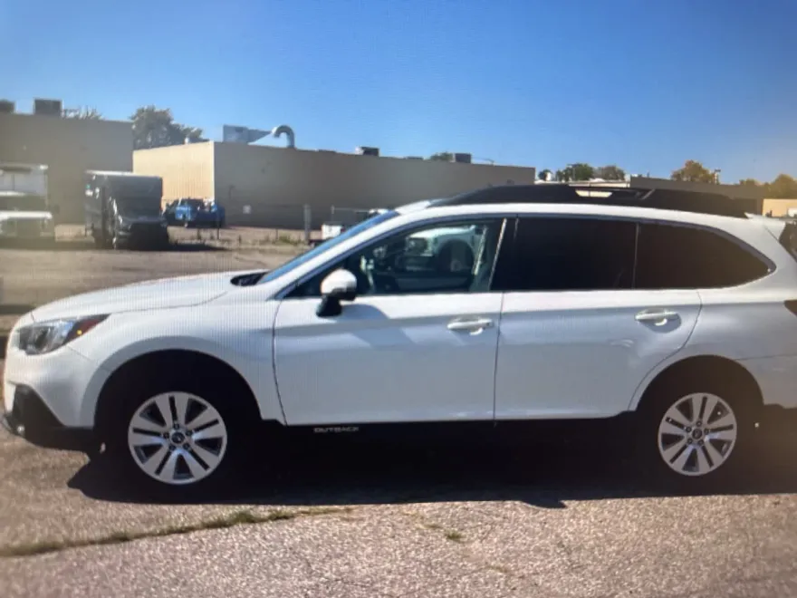2019 Subaru Outback Premium photo 1