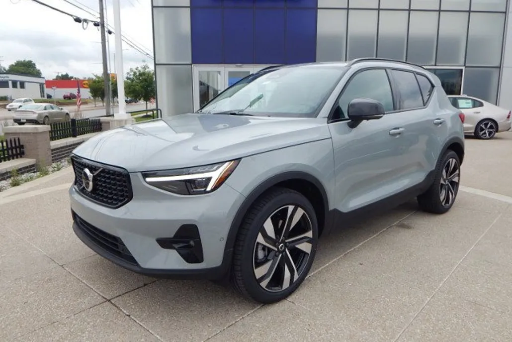 2025 Volvo XC40 Plus photo 1
