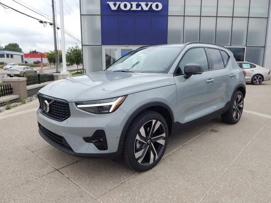 2025 Volvo XC40 Plus photo 1