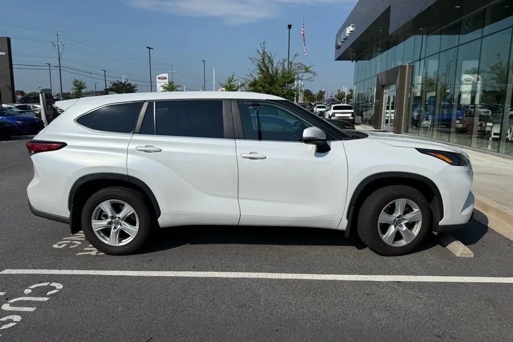 2023 Toyota Highlander L photo 1