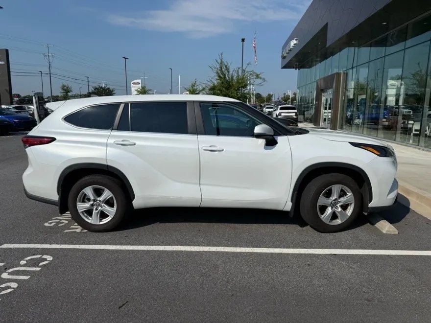 2023 Toyota Highlander L photo 1