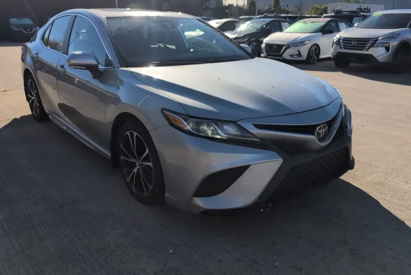 2019 Toyota Camry SE XLE photo 1