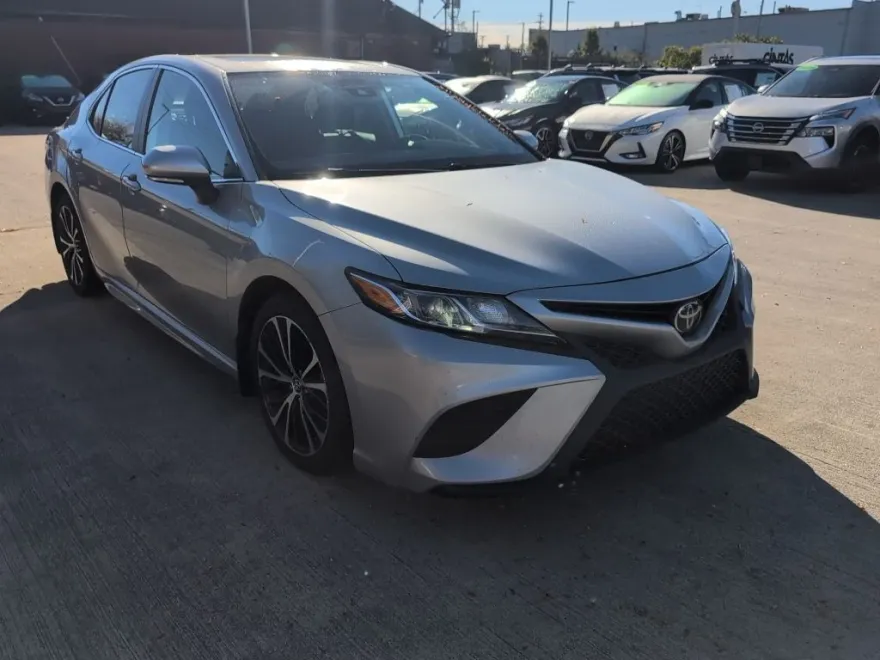 2019 Toyota Camry SE XLE photo 1