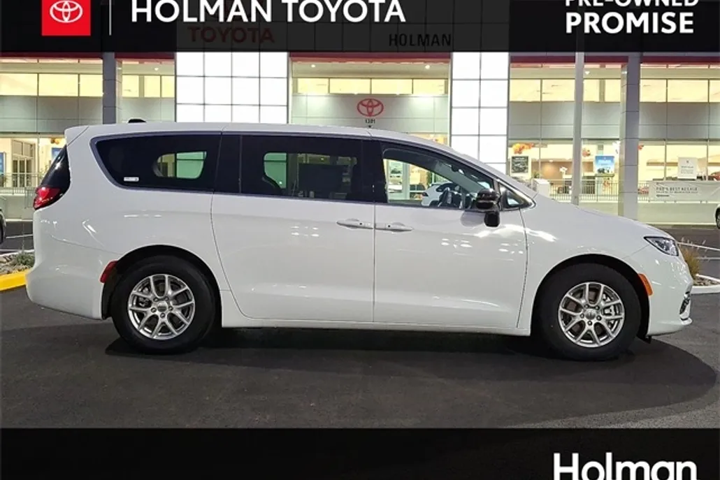 2024 Chrysler Pacifica Touring L photo 1