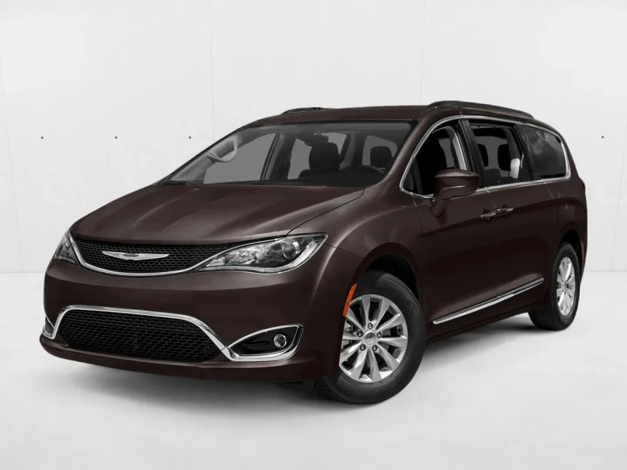 2019 Chrysler Pacifica Touring L photo 1