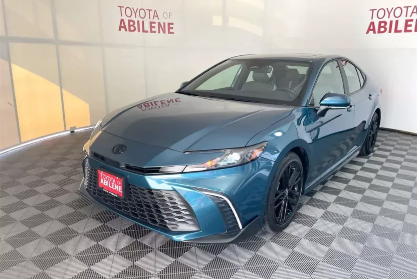 2025 Toyota Camry SE photo 1