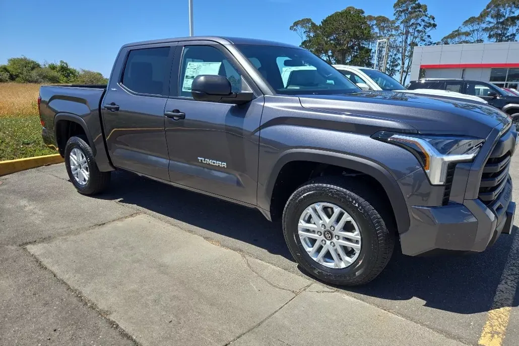 2025 Toyota Tundra SR5 CrewMax photo 1