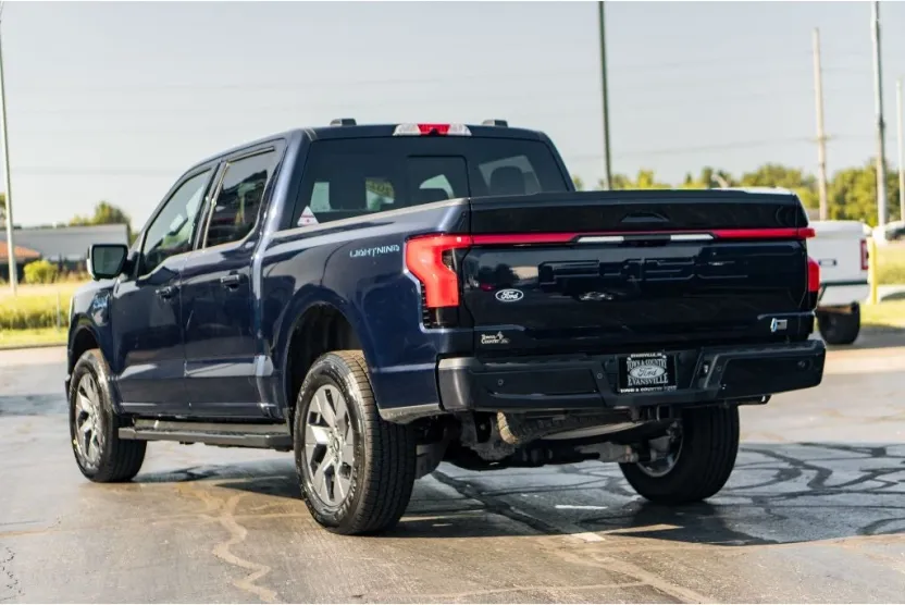 2025 Ford F-150 Lightning Lariat photo 1
