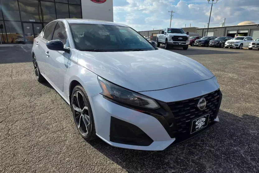 2023 Nissan Altima 2.5 SR photo 1