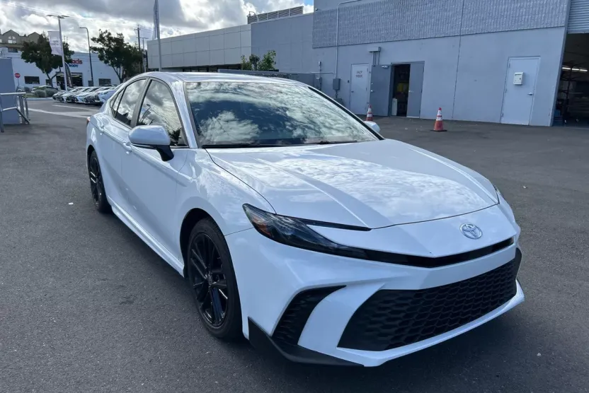 2025 Toyota Camry SE photo 1
