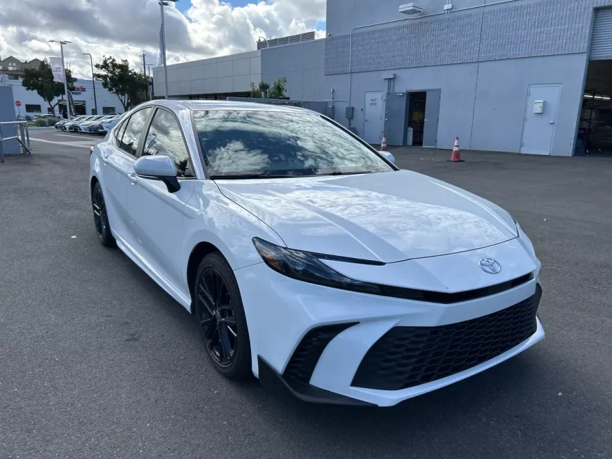 2025 Toyota Camry SE photo 1