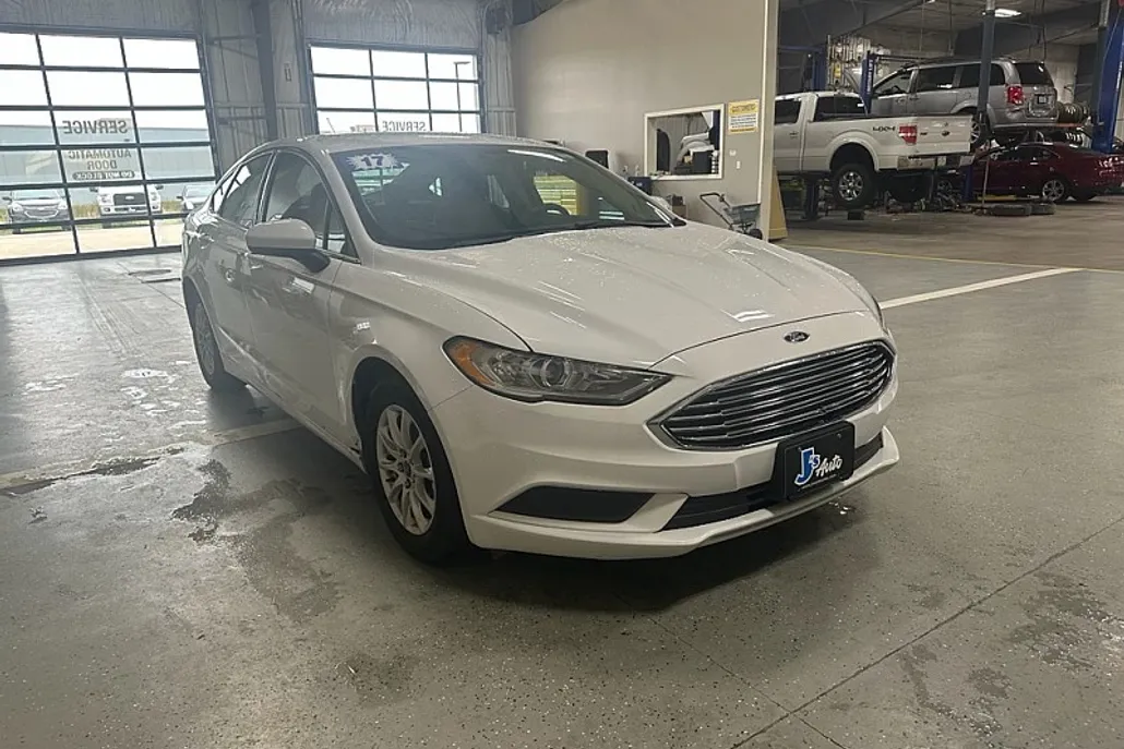 2017 Ford Fusion S photo 1