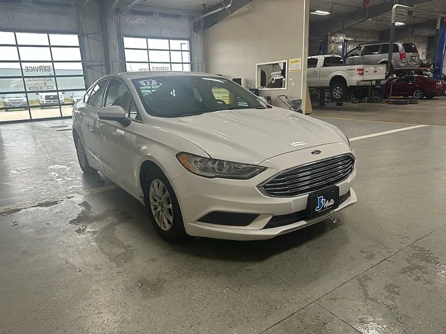 2017 Ford Fusion S photo 1