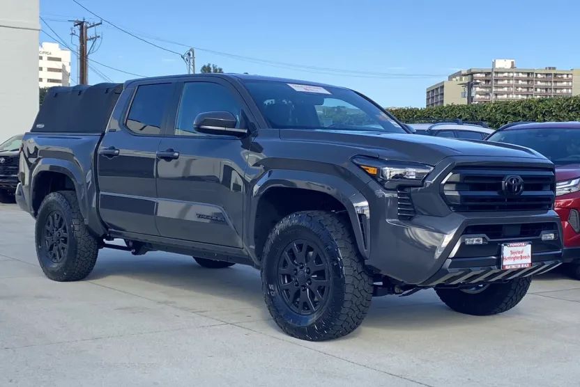 2025 Toyota Tacoma SR5 photo 1