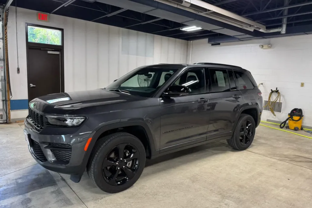 2023 Jeep Grand Cherokee Altitude photo 1