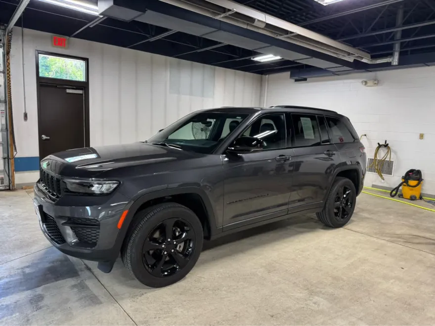 2023 Jeep Grand Cherokee Altitude photo 1