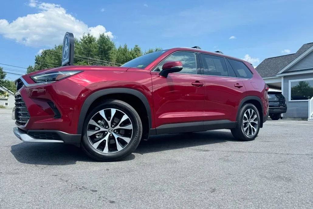 2024 Toyota Highlander Hybrid Limited photo 1
