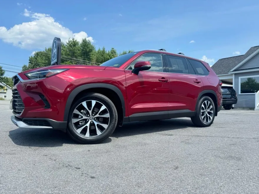 2024 Toyota Highlander Hybrid Limited photo 1