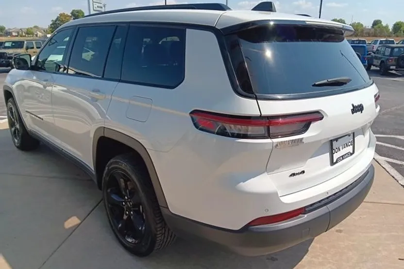 2023 Jeep Grand Cherokee Altitude photo 1