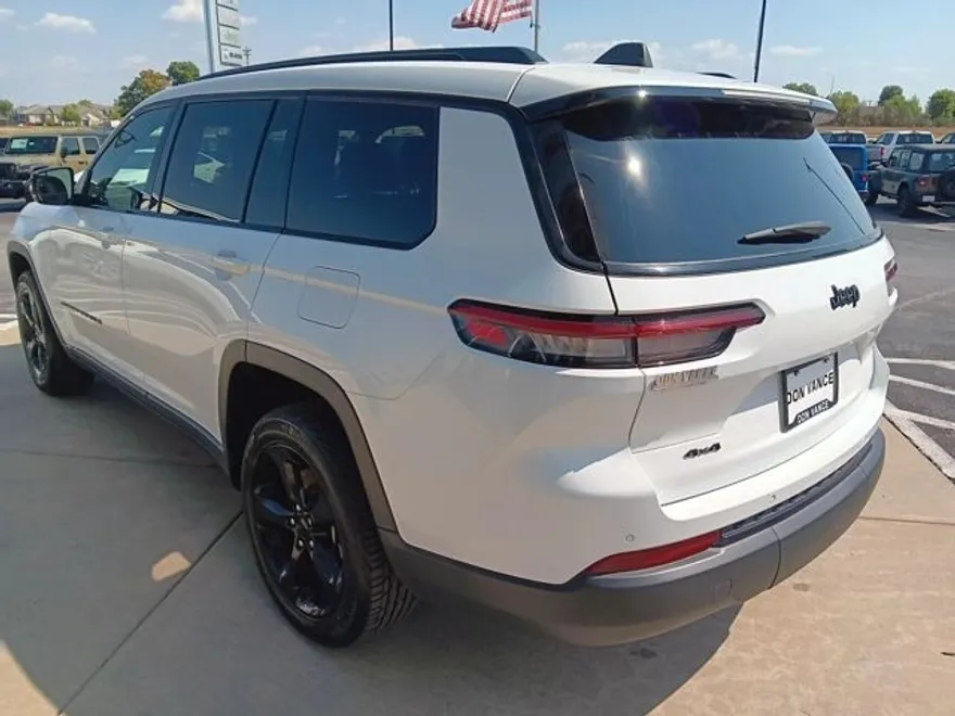 2023 Jeep Grand Cherokee Altitude photo 1