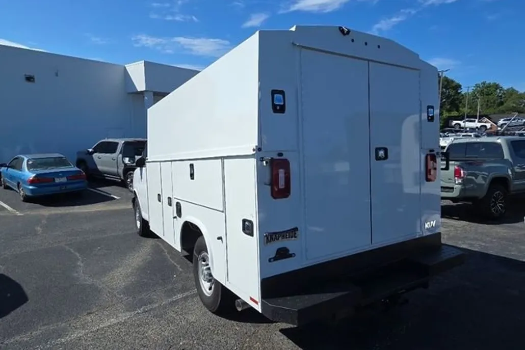 2025 Chevrolet Express Cutaway 3500 photo 1