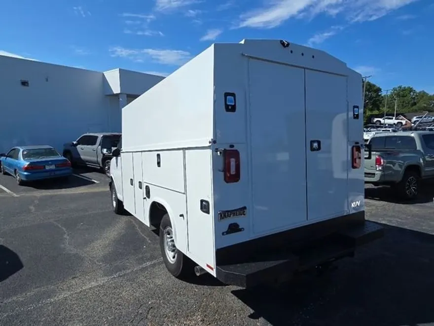 2025 Chevrolet Express Cutaway 3500 photo 1