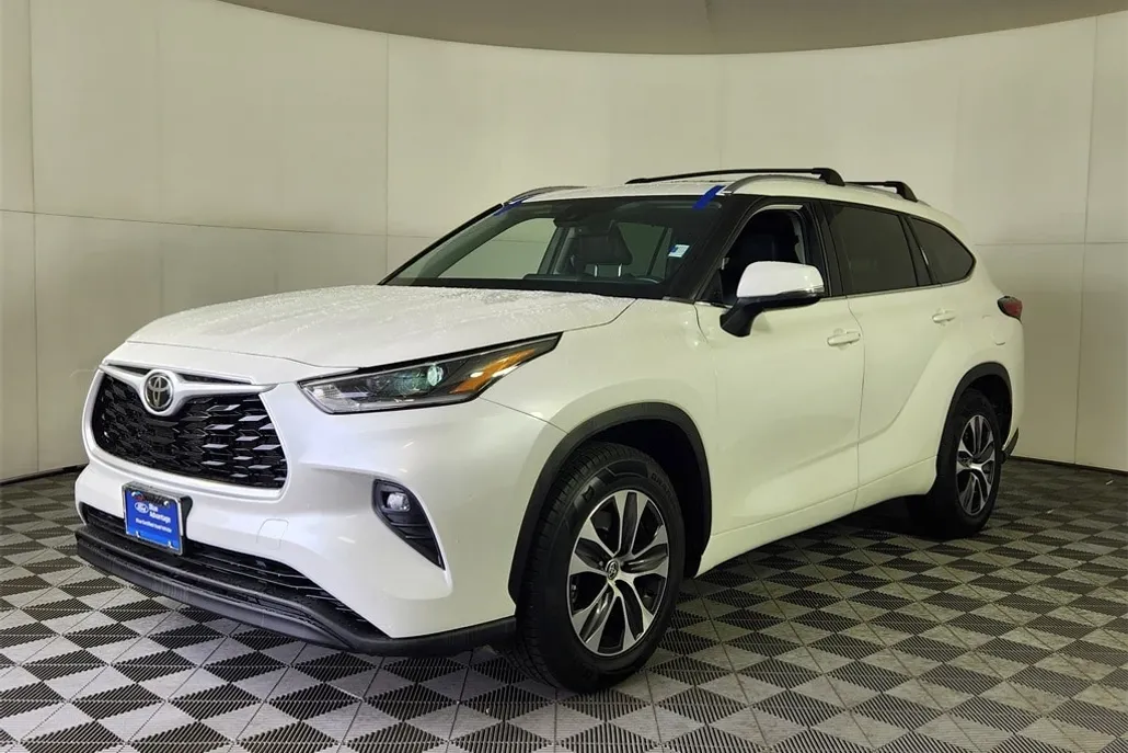 2021 Toyota Highlander XLE photo 1