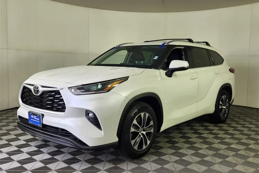 2021 Toyota Highlander XLE photo 1