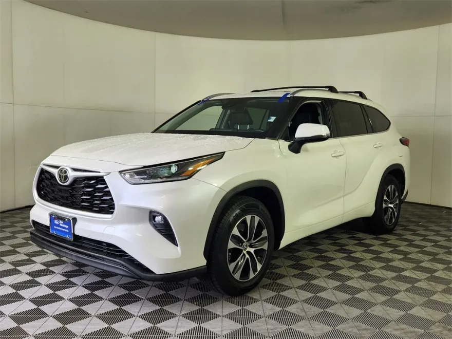 2021 Toyota Highlander XLE photo 1