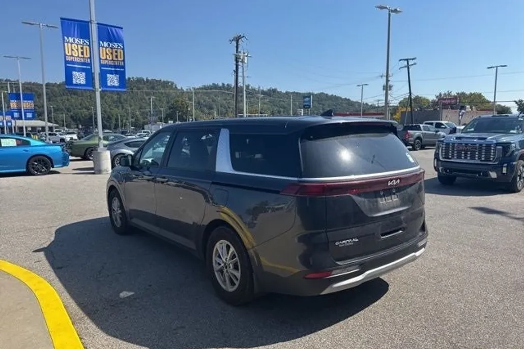 2024 Kia Carnival LX photo 1
