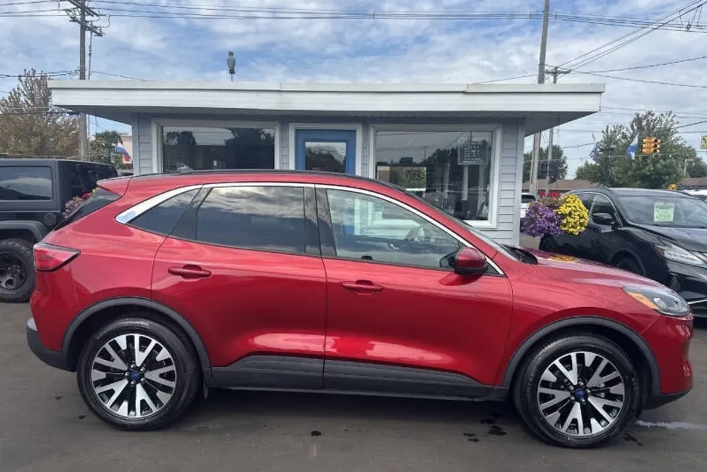 2020 Ford Escape SEL photo 1