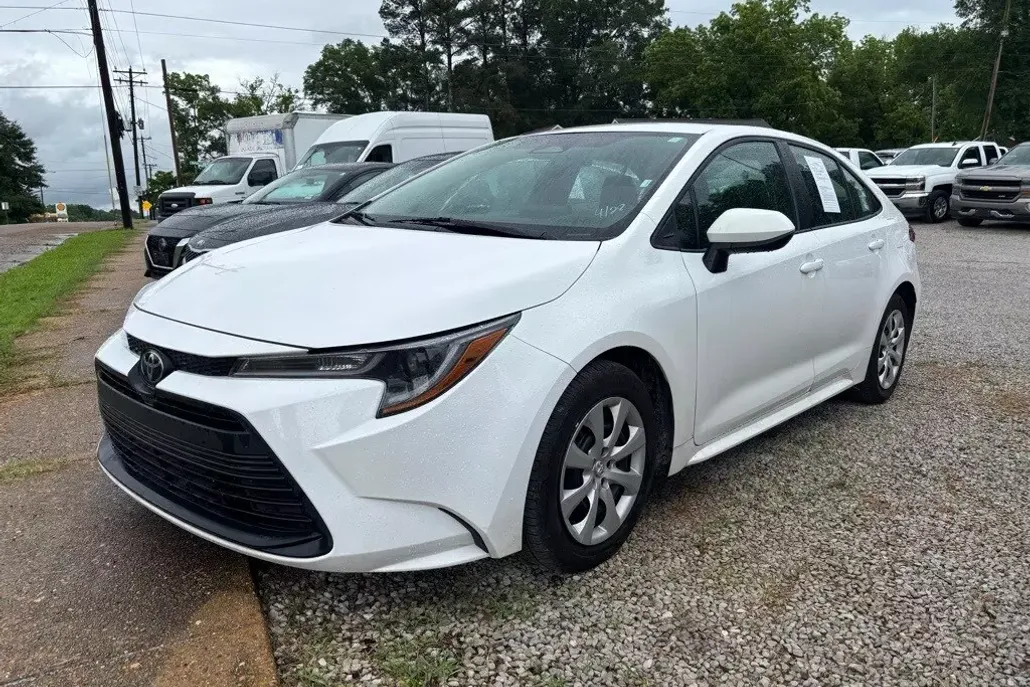 2024 Toyota Corolla LE photo 1