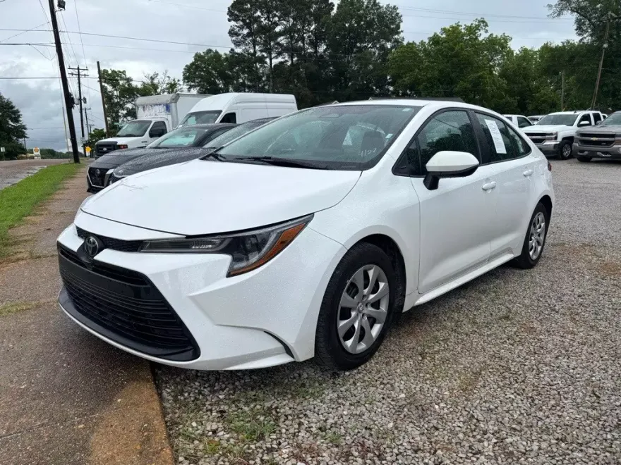 2024 Toyota Corolla LE photo 1