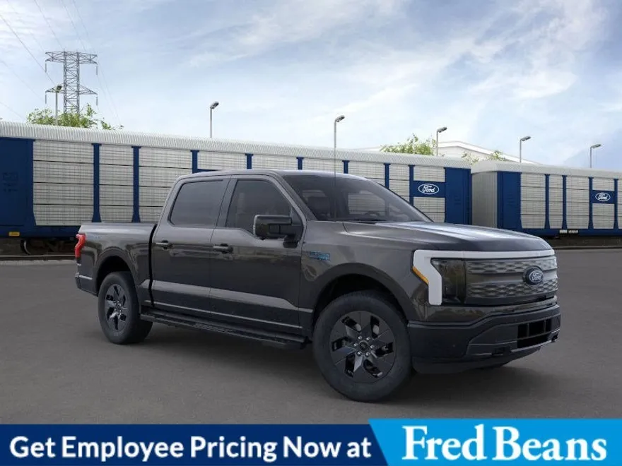 2025 Ford F-150 Lightning Lariat photo 1