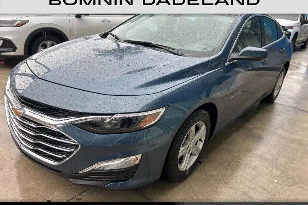 2024 Chevrolet Malibu photo 1