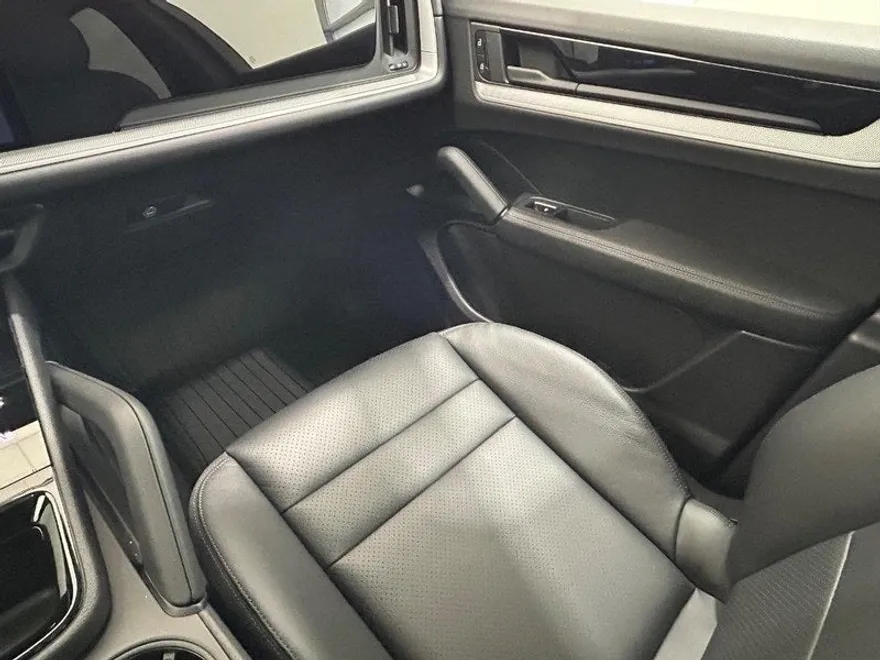 2024 Porsche Cayenne Base photo 19