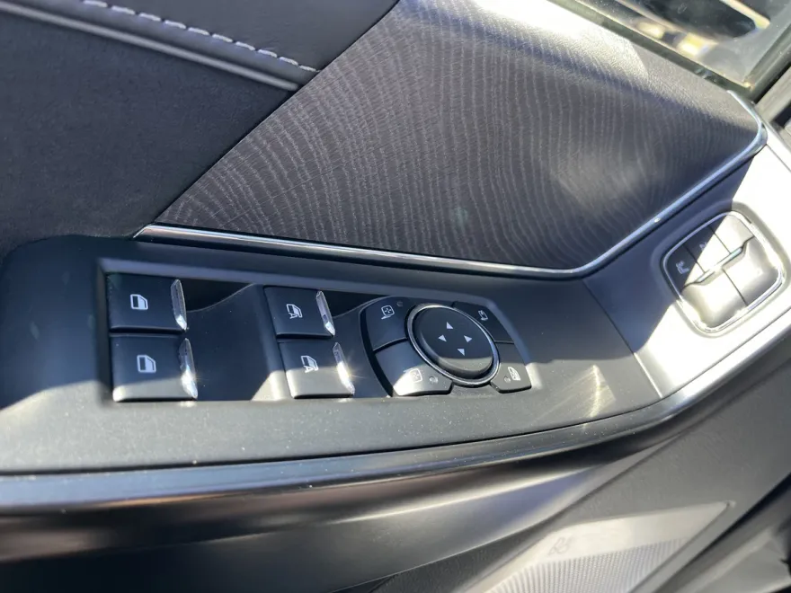 2023 Ford F-150 Platinum photo 1