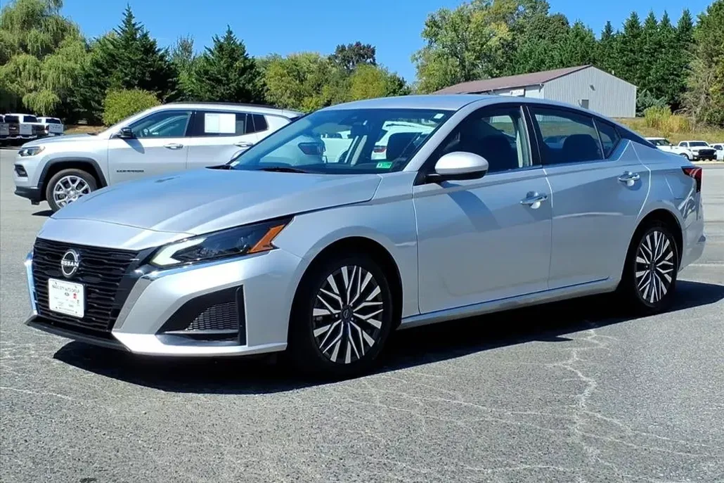 2023 Nissan Altima 2.5 SV photo 1