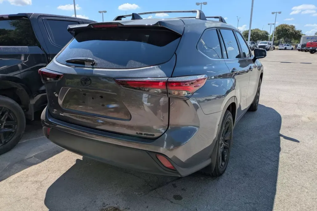 2024 Toyota Highlander LE photo 1